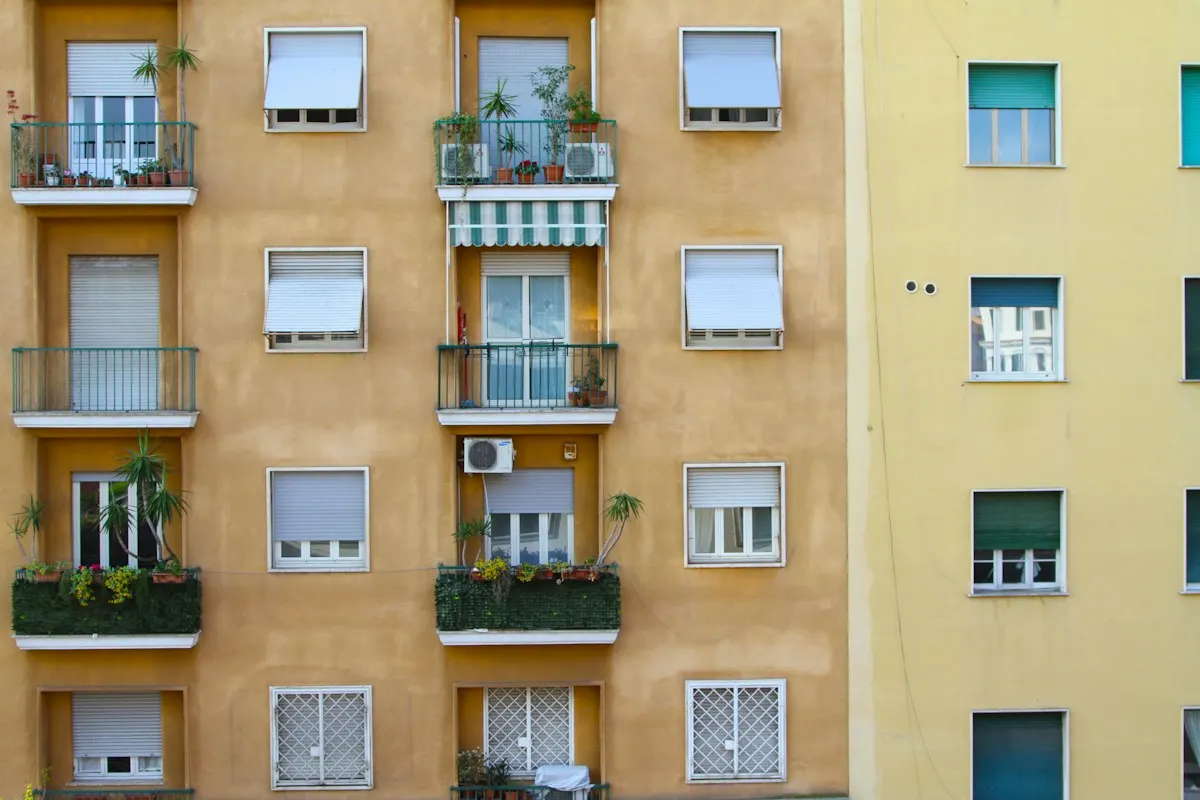 Fachada de un bloque de viviendas con balcones